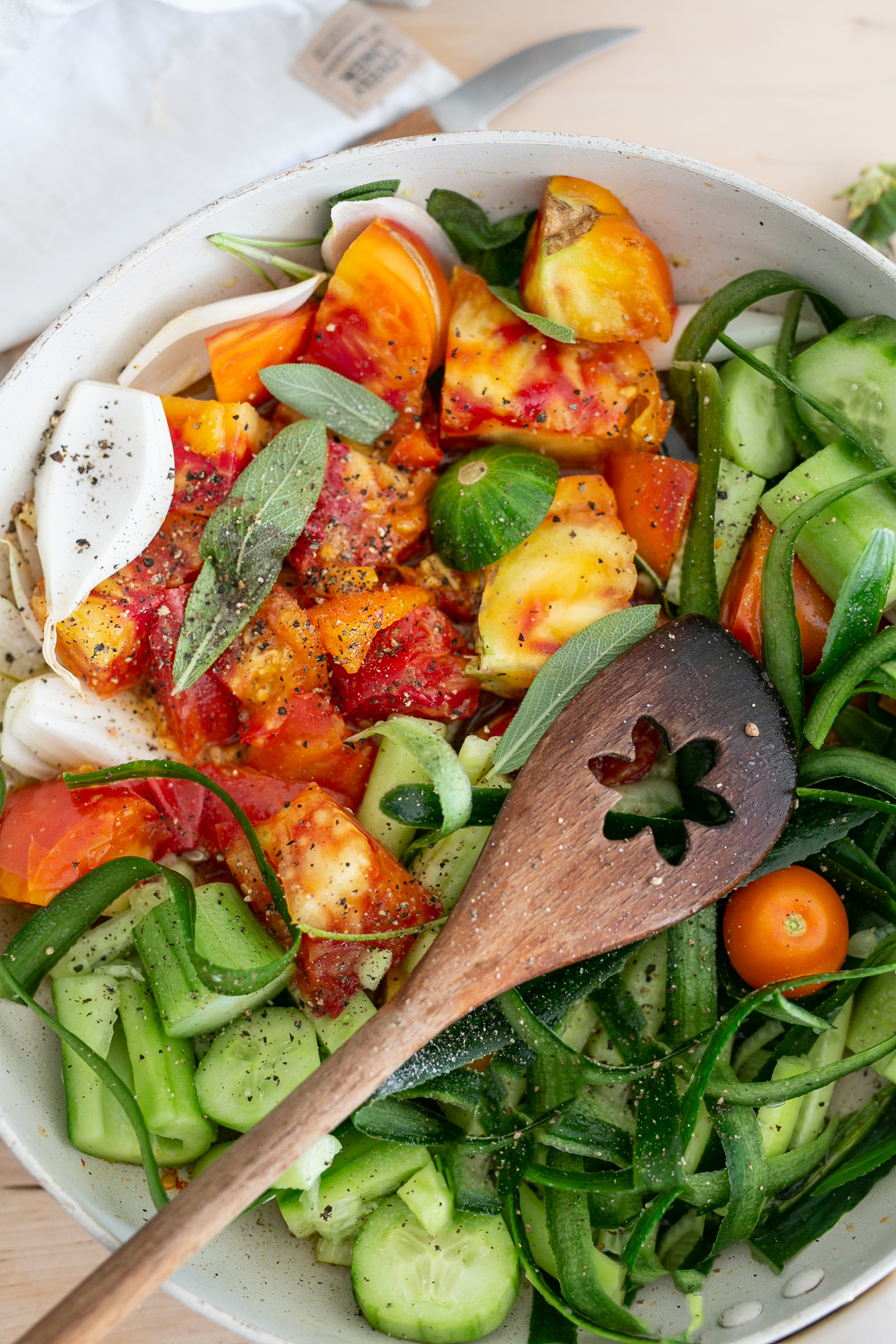 Gurkenspaghetti mit Gurken Tomaten Salbei Soße | Gesunde vegane Rezepte, Fermentation, Nachhaltigkeit - Syl Gervais