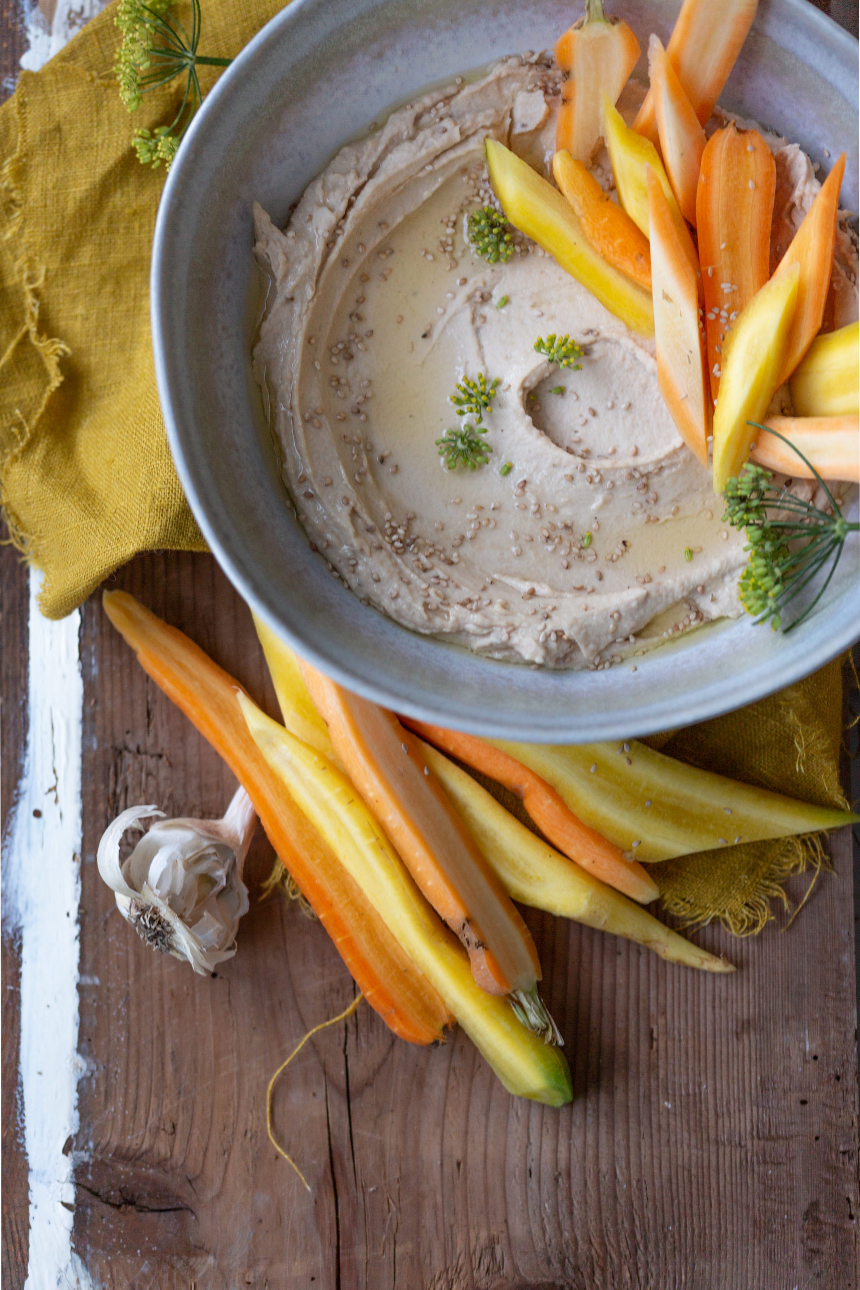Weiße Bohnen Hummus mit Karottensticks in Schale 